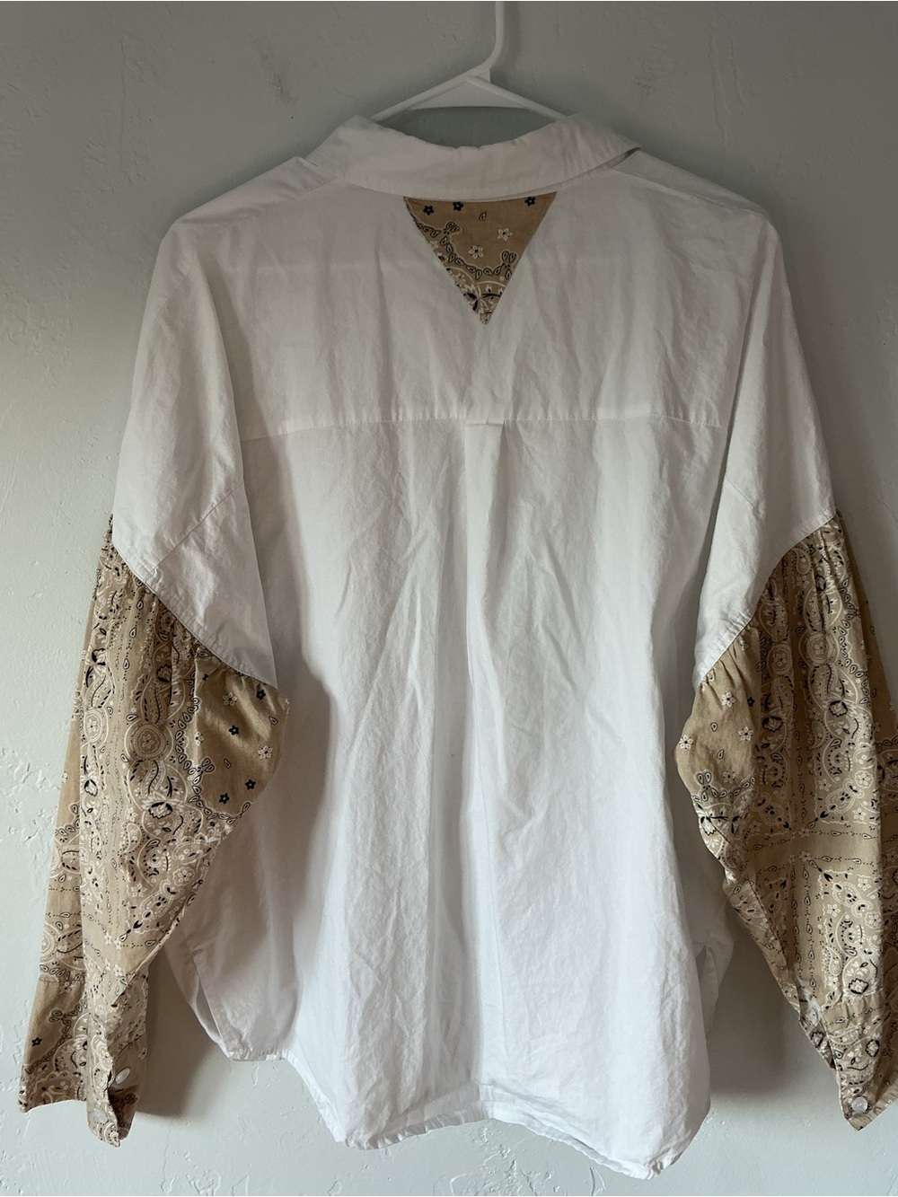 POL Oversized White Button-Down Shirt with Tan Bandana Details - Picture 8 of 10